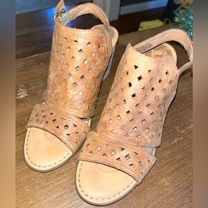 Gorgeous Tan Leather Sandals by Born